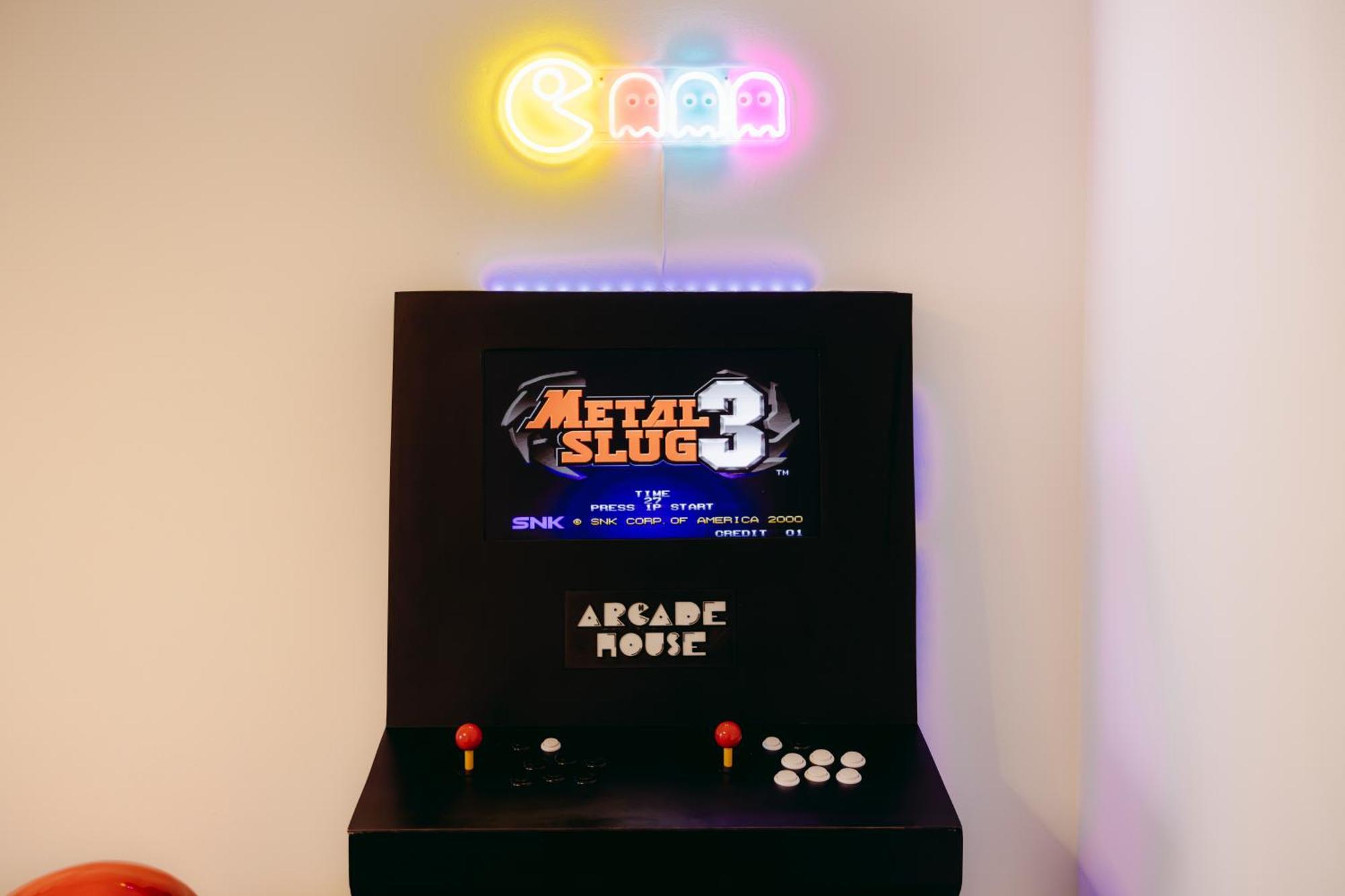 Arcade House Verona Fiera Netflix + Videogame Εξωτερικό φωτογραφία